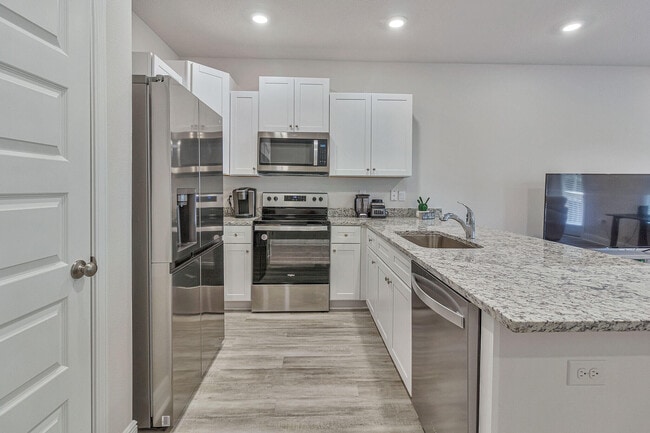 Building Photo - 1022 McLaren Cir