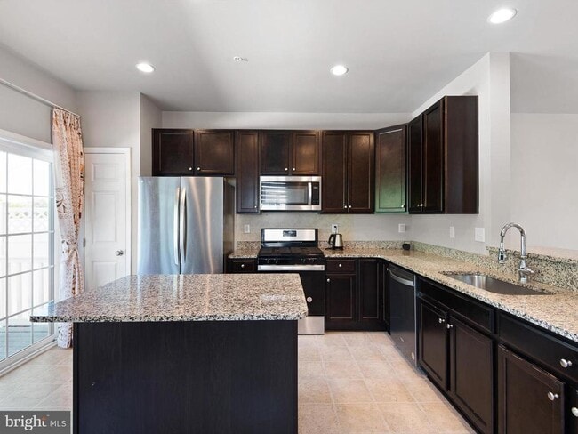 Building Photo - 659 McComb Pl