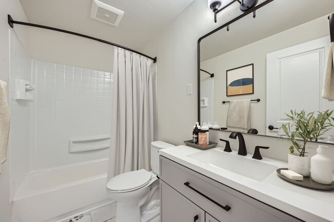 Building Photo - $500 Immediate Move-In Special! Breathtaking Renovation! Oversized 2 Bed 1.5 Bath Townhome! Ready...