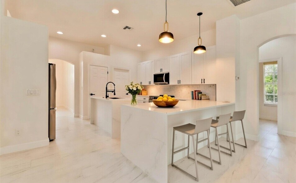 Building Photo - 13792 Long Lake Ln