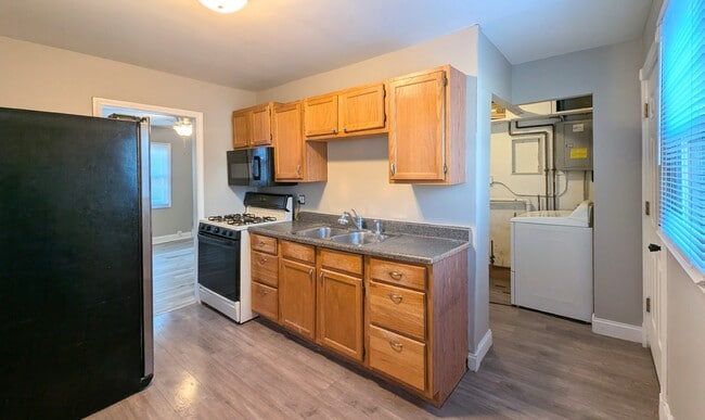 Building Photo - 923 Jasper St