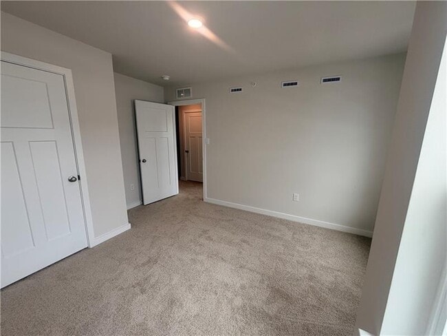 Building Photo - 143 Scotland Ln