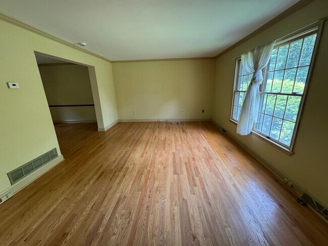 Building Photo - 102 Ravenwood Pl