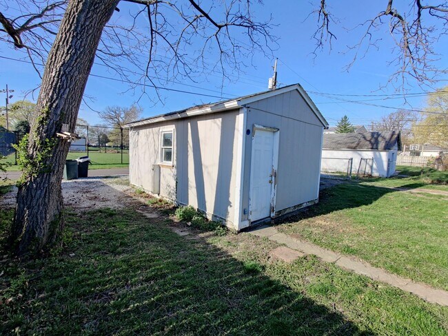 Building Photo - 421 Colescott St