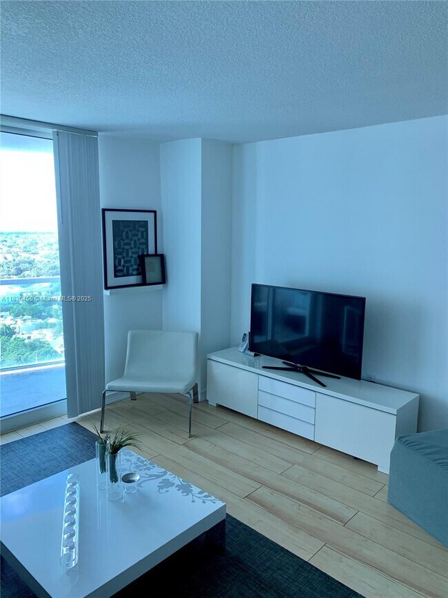 Building Photo - 2101 Brickell Ave