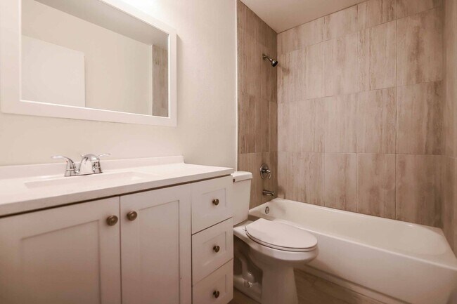 Building Photo - FULLY Remodeled 3-Bedroom Townhouse