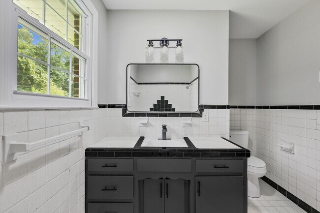 Building Photo - 3 Bedroom 2 Bath Home For Rent Near Downtown!