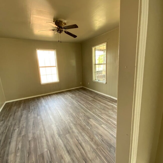 Building Photo - 3 Bedroom 1 Bath home Call today for Move in Special