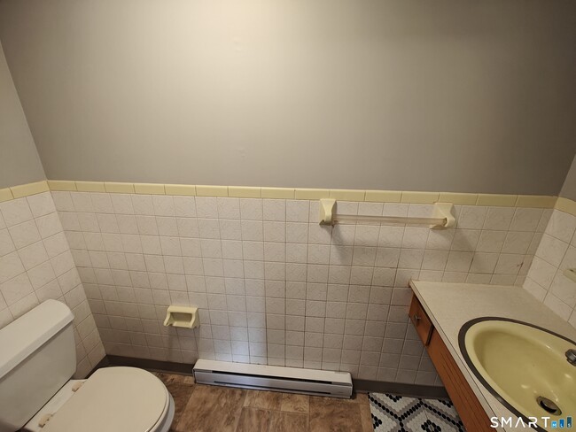 Building Photo - 18 Broadview Hts