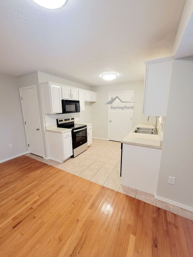 Building Photo - Location-Location; South West Springfield ...