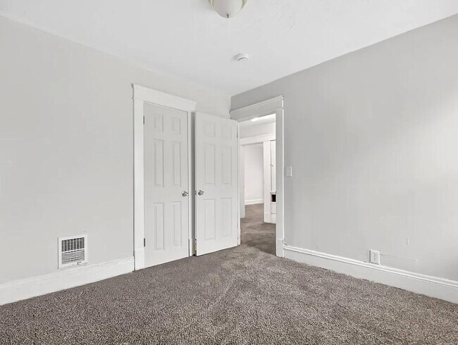 Building Photo - 10100 Yale Ave