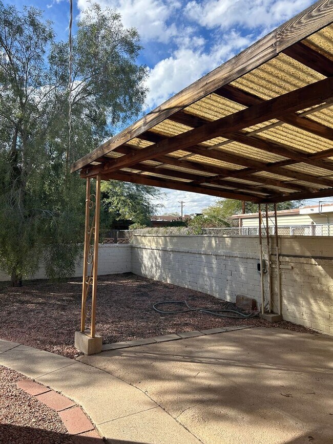 Building Photo - Beautiful 2 Bedroom 1 Bath / Washer & Dryer Included / Large Yard!