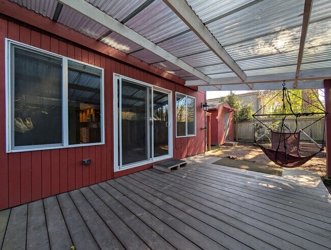 Building Photo - Cute 3 Bed/1Bath Duplex