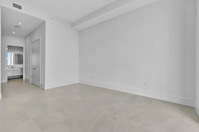 Building Photo - 220 Lake Shore Dr