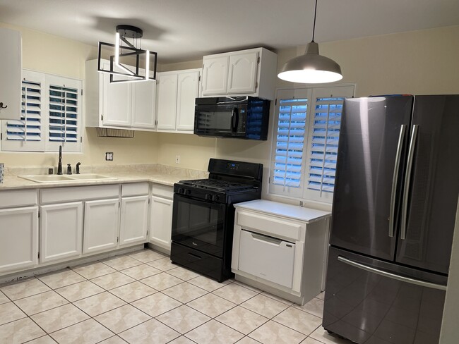 Kitchen - 725 N Alta Vista Blvd