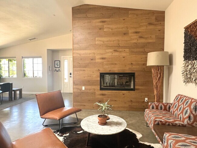 Building Photo - Rare Opportunity for Spacious, Modern Sout...