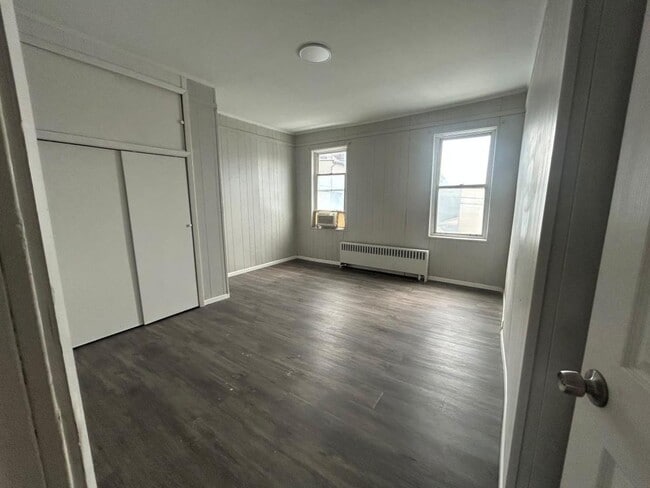 Building Photo - 117 53rd St