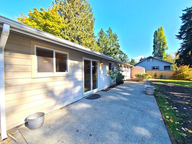Building Photo - Charming 3Bd/2Ba Kirkland Home with Huge Yard!