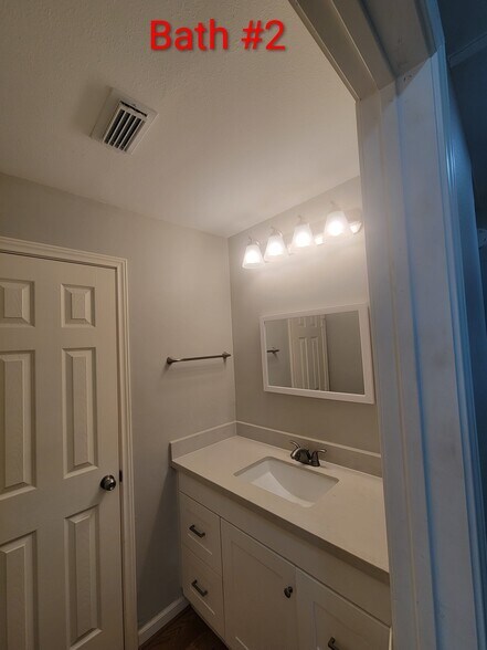 Building Photo - 707 Johnson Ln