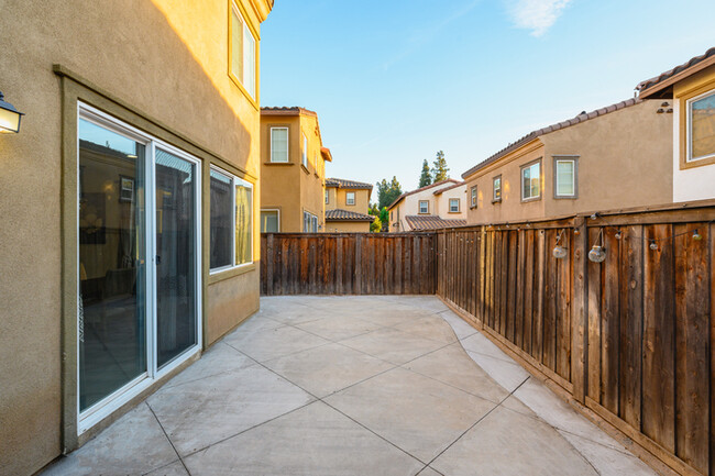 Building Photo - Gated Furnished townhouse in Monterey Park