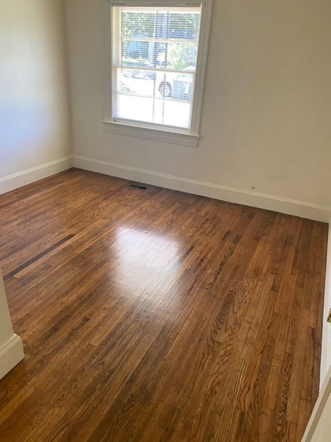 Building Photo - 3 Bedroom Brick Home With Hardwood Floors