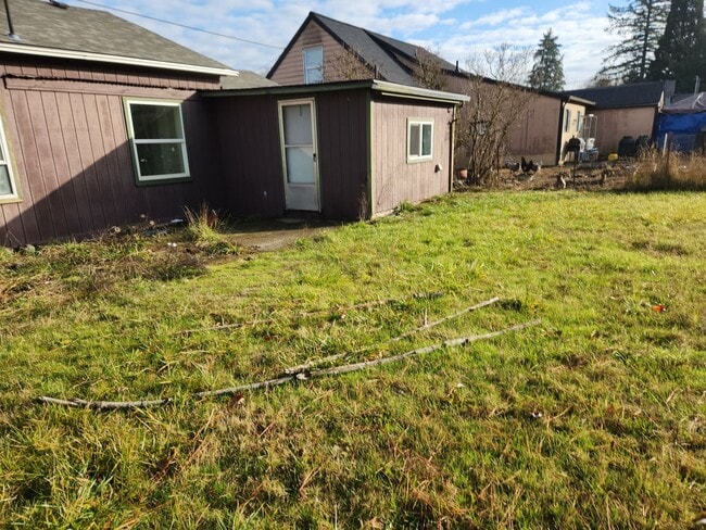 Building Photo - 3-bedroom 1 bath single family dwelling