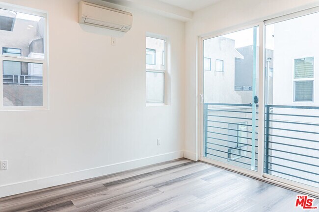 Building Photo - 525 Normandie Ave