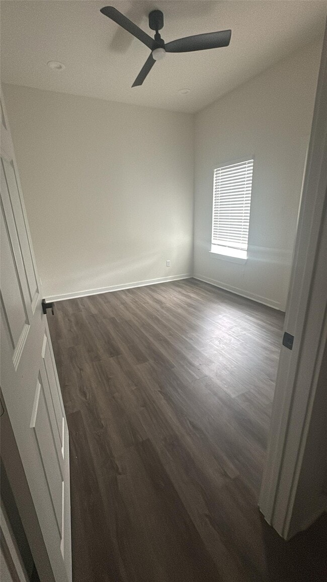 Building Photo - 605 Center St