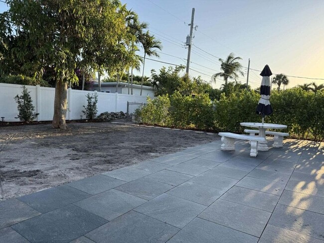 Building Photo - 340 Leigh Rd