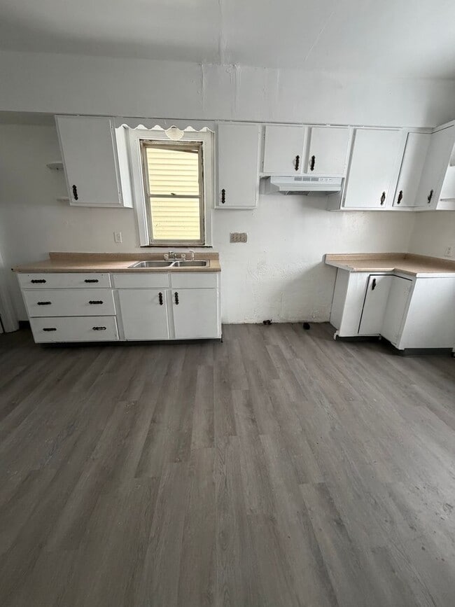 Building Photo - Three Bedroom House w Two Car Detached Garage