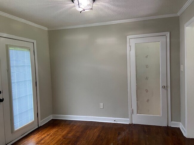 Building Photo - Midway Home Offering lots of space!!