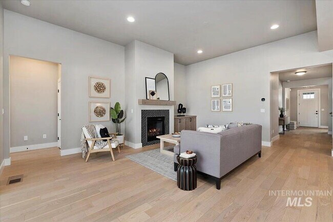 Building Photo - 4880 S Colusa Ave