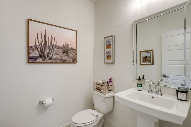 Building Photo - New Modern Townhome Just Steps Off TCU Cam...