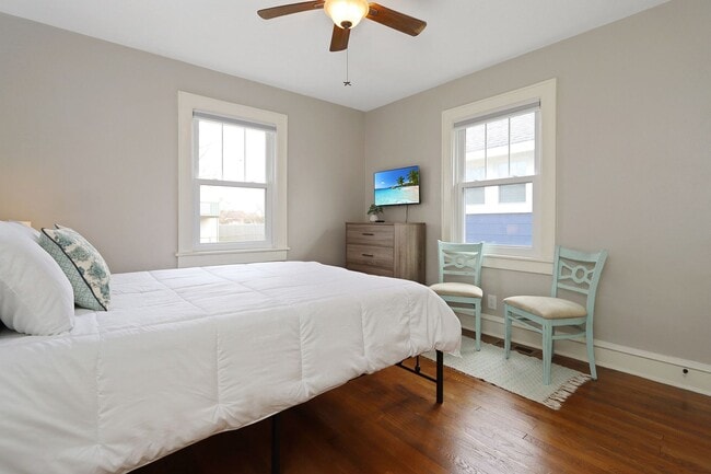 Building Photo - 215 E Cummings Ave