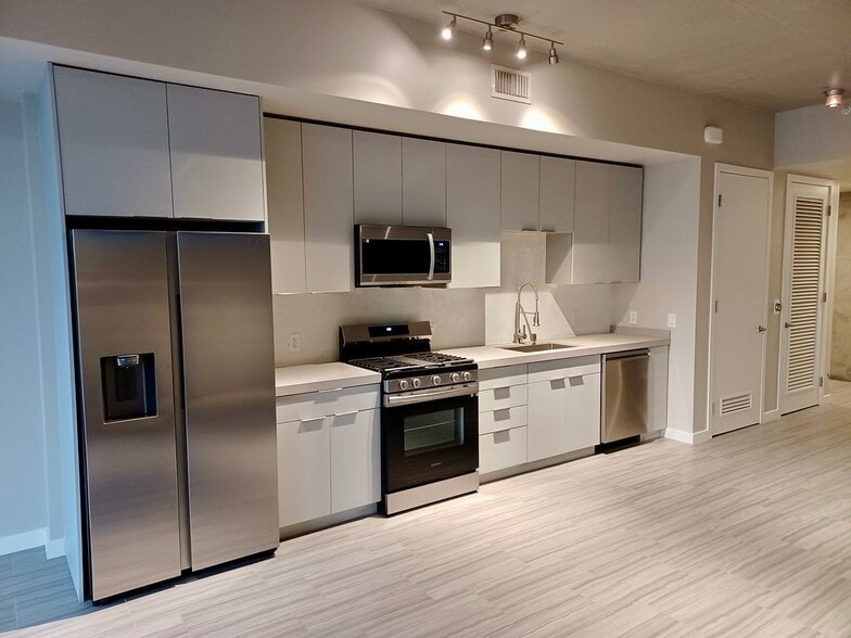 Building Photo - 353 E Bonneville Ave