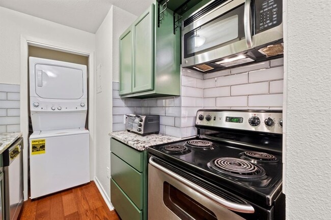 Building Photo - 1110 W 22nd St