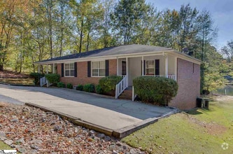 Building Photo - 2 Bed, 1 Bath Duplex Unit Available in Tra...