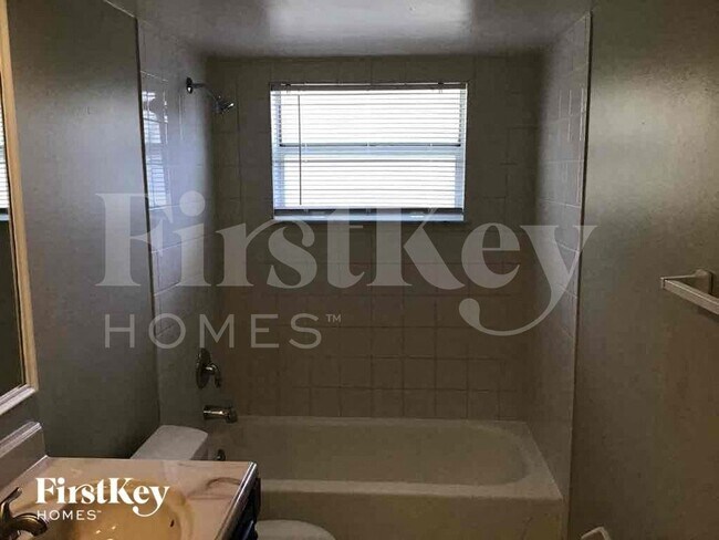 Building Photo - 613 Brittany Ct