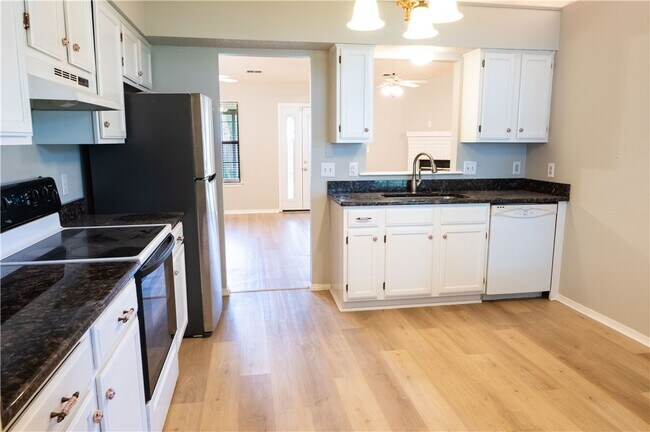 Building Photo - 654 Terry Ave