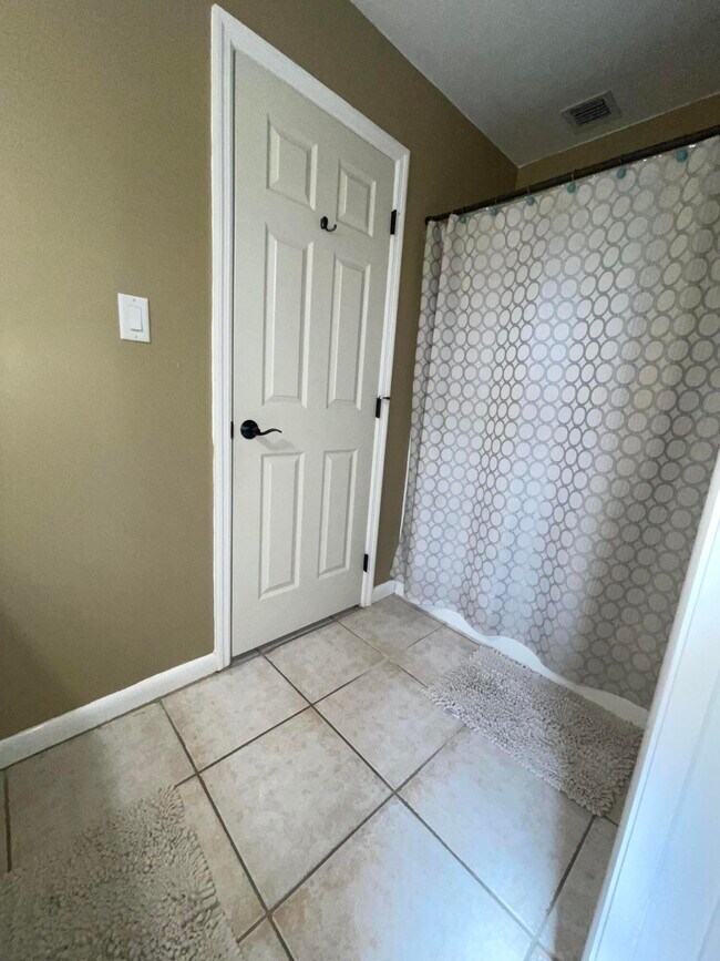 Building Photo - 2874 NE Rosetree Dr