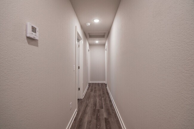 Building Photo - 4 bedroom 3.5 bath home!