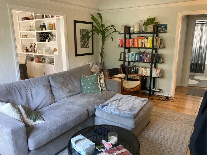 living room - 3936 Beethoven St