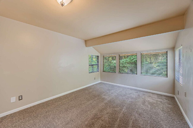 Building Photo - Five-bedroom in Kent, Scenic Hill Neighbor...