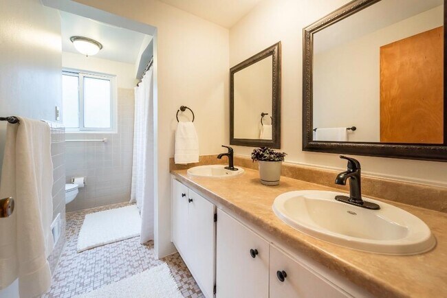 Building Photo - 812 N Mansfield St