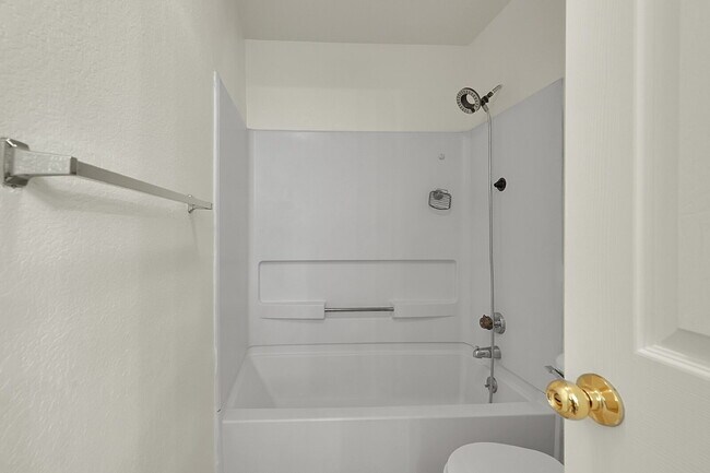 Building Photo - $1,395.95 with $300 off the first month's rent, 1 Bed, 1 Bath Condo in Englewood with Cozy Firepl...