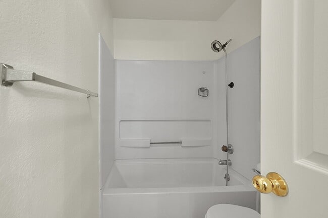 Building Photo - $1,495.95 with $300 off the first month's rent, 1 Bed, 1 Bath Condo in Englewood with Cozy Firepl...