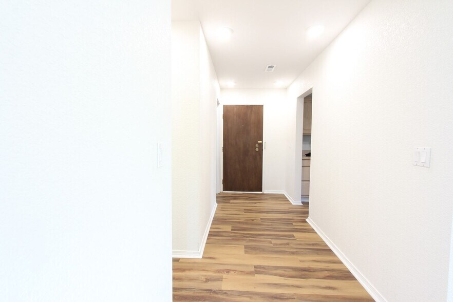 Building Photo - 600 Manhattan Dr