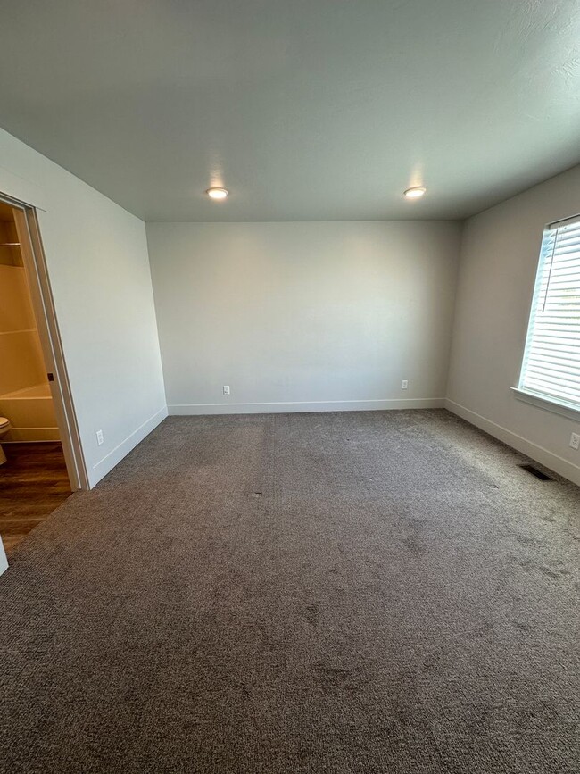 Building Photo - $500 OFF FIRST MONTHS RENT IF LEASE SIGNED...