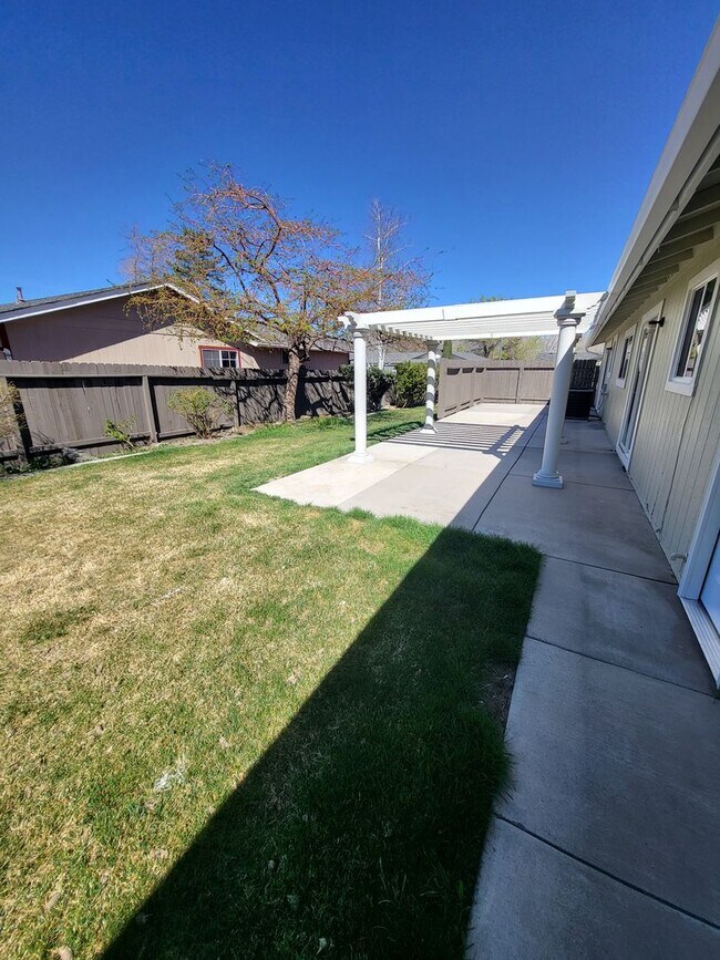 Building Photo - 2166 Carriage Crest Dr