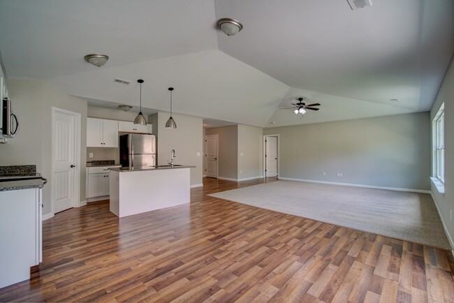 Building Photo - Lovely 3 BR, 2 BA, 2 Car Garage.  Convenie...